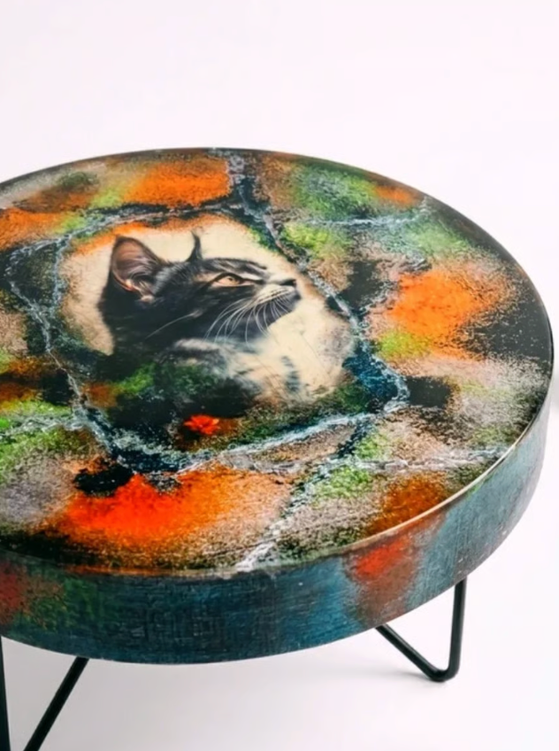 Stolik / kwietnik / podstawka na kawę z kotem — unikat 25 cm, ręcznie malowany mixmedia patyna